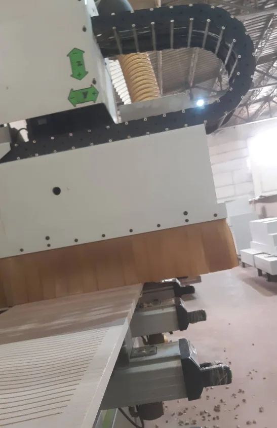 Greenwich Mobilya üretiminde CNC makinesiyle mobilya parçası işleme